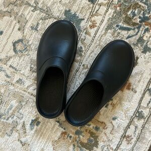 Oofos Clogs size 7 W - never worn!